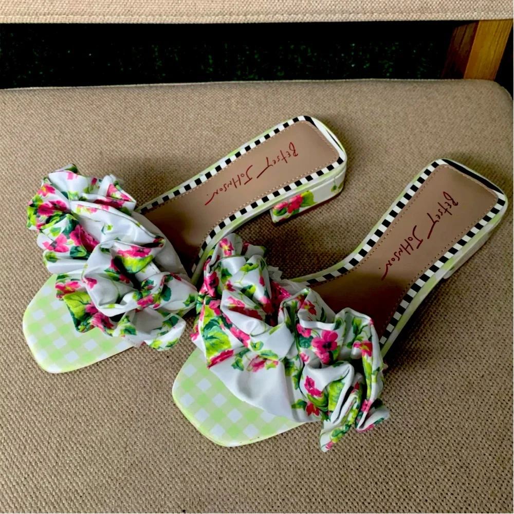 BETSEY JOHNSON Womens White Alivia Open‎ Slip On Slide Sandals Shoes size 5.5